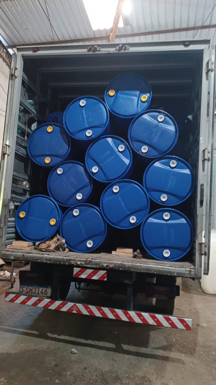 Caminhão carregado com tambores industriais azuis