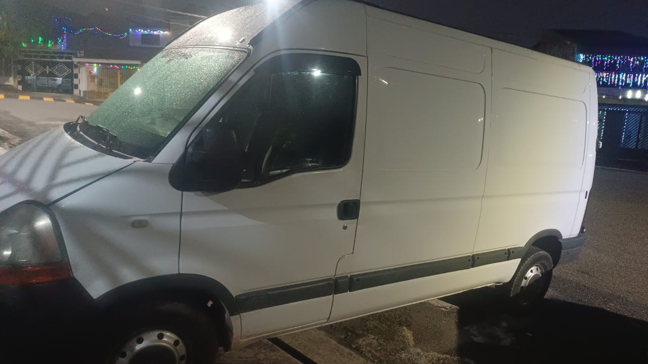 Van de carga branca estacionada à noite